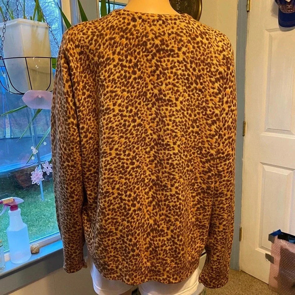 Saghabor Chetah V neck button down Sweater/Cardigan Women Size L - Picture 2 of 4